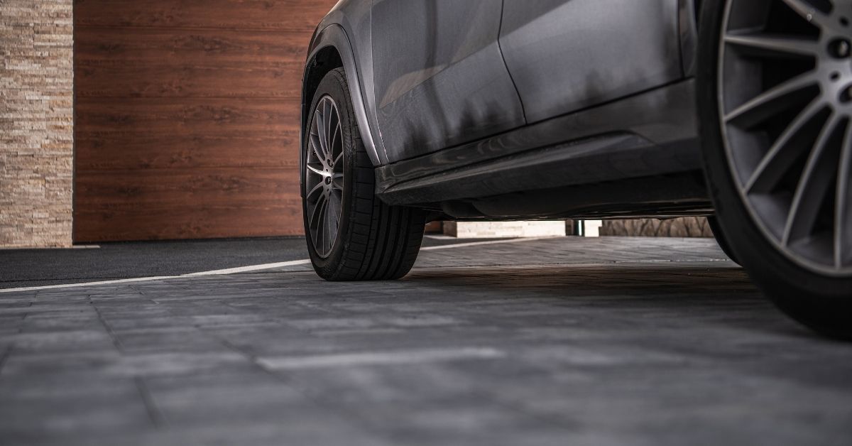 Bil på indkørsel med fliser