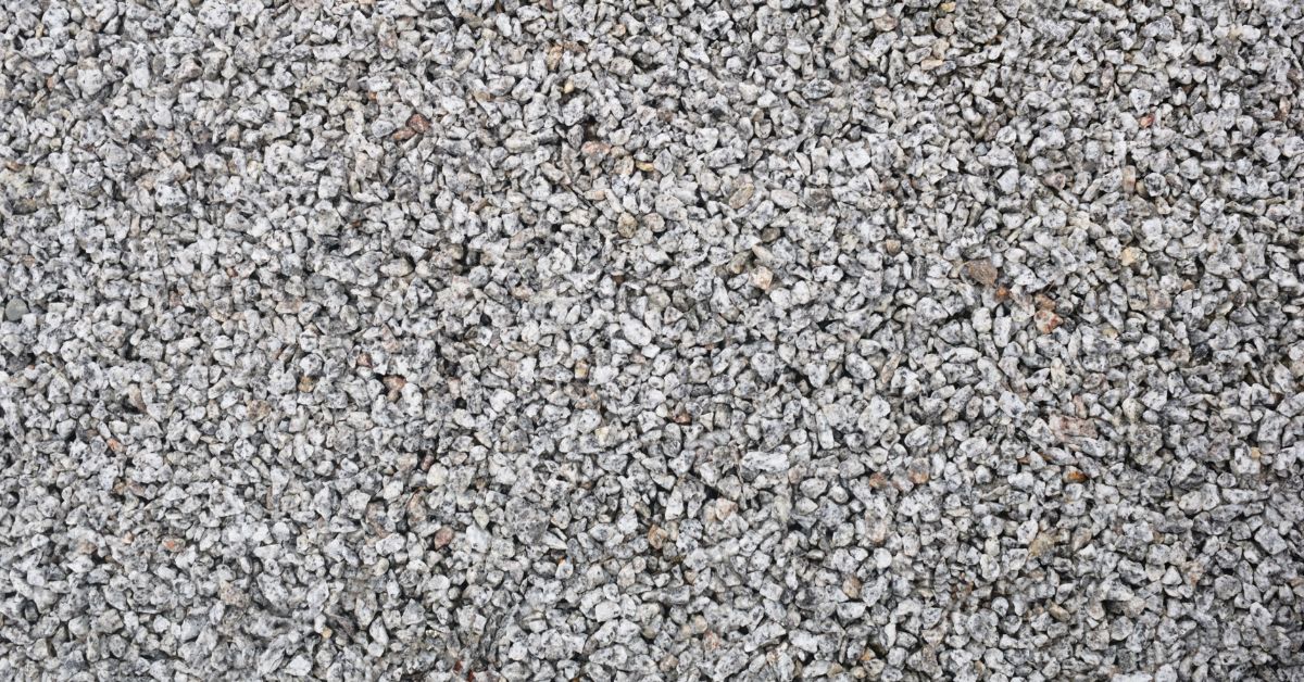 Grå granitskærver i indkørsel