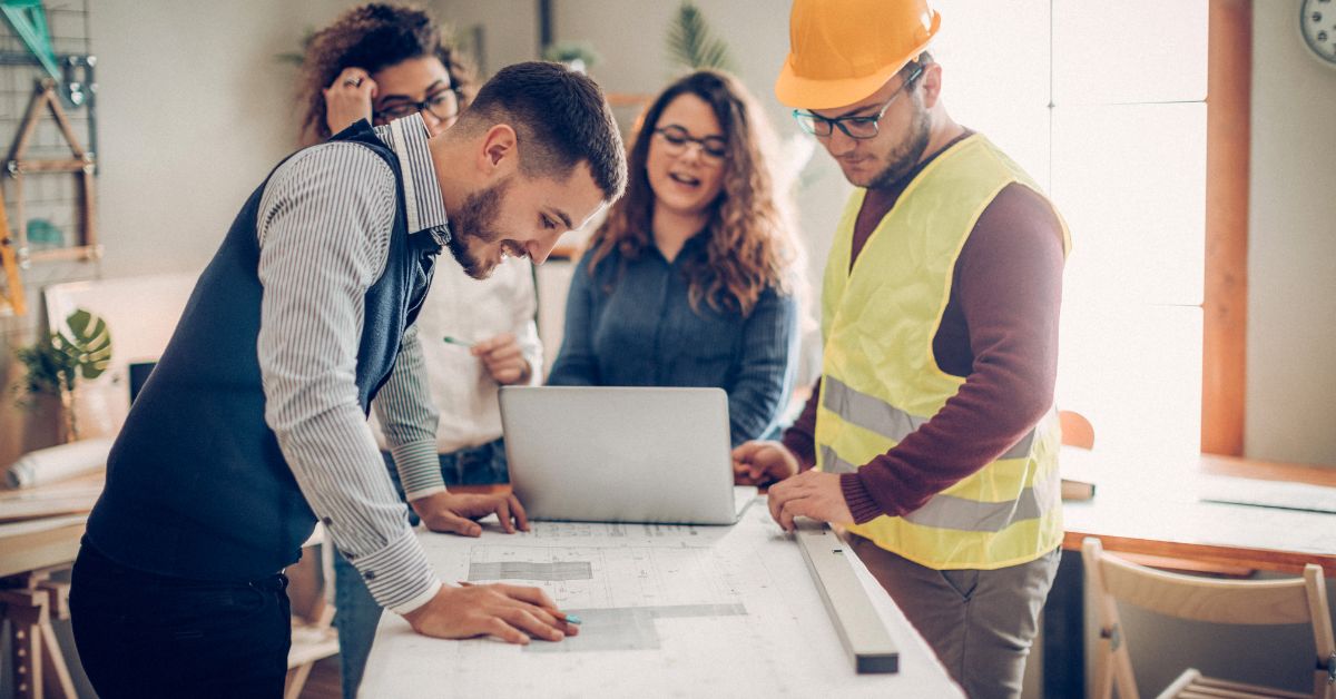 Bygningskonsulent arbejder på projekt