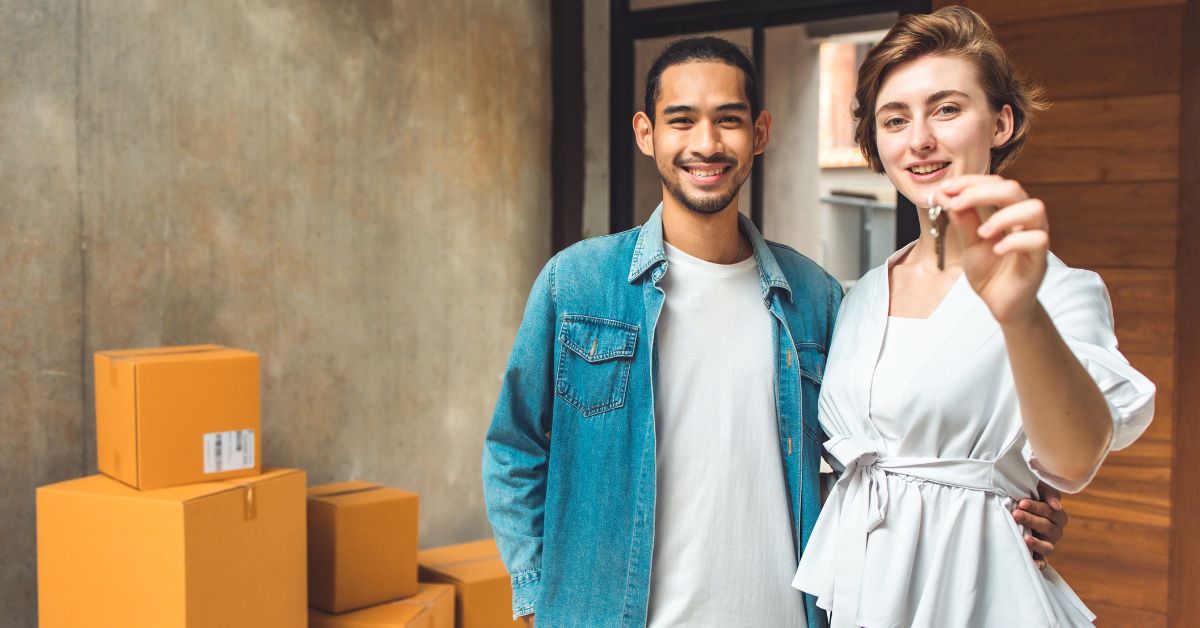 Par flytter ind i nyt hus