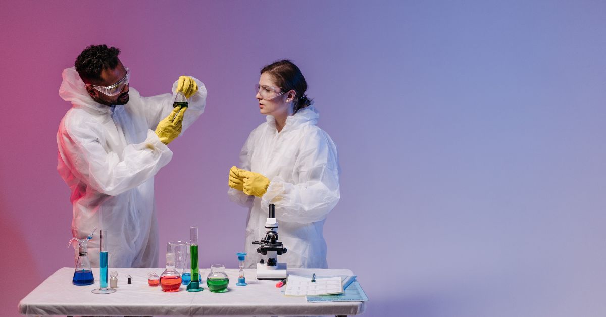 Mand og kvinde tjekker kemikalier